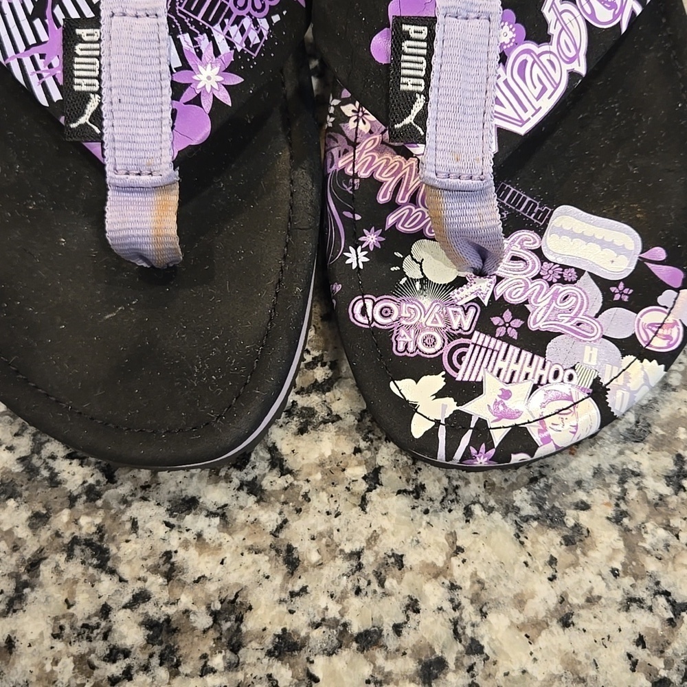 PUMA BLACK AND PURPLE FLORAL LOGO PRINT THONG FLIP-FLOPS. SIZE 7. - Picture 7 of 9